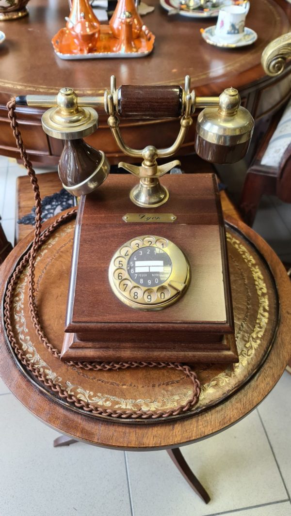 Античен дървен телефон