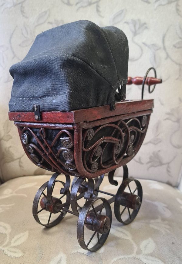 Антична Френска движещата се бебешка количка