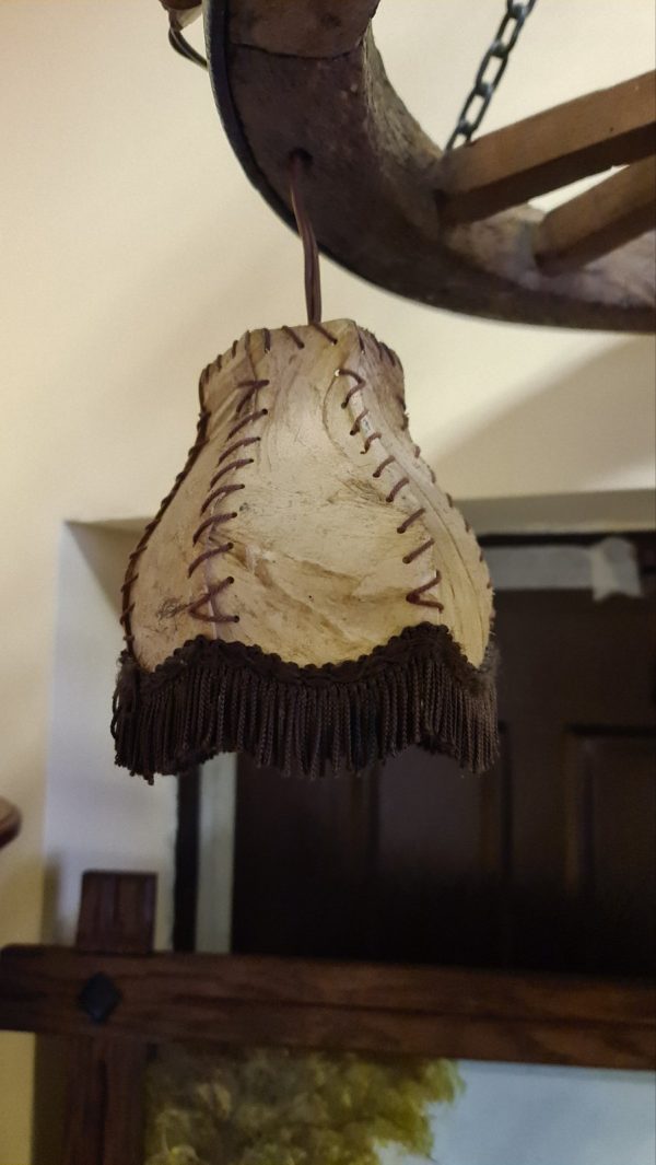 Стар дървен полилей с 3 кожени шапки
