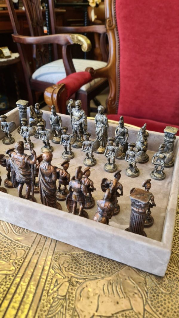 Антични фигури за шах от олово