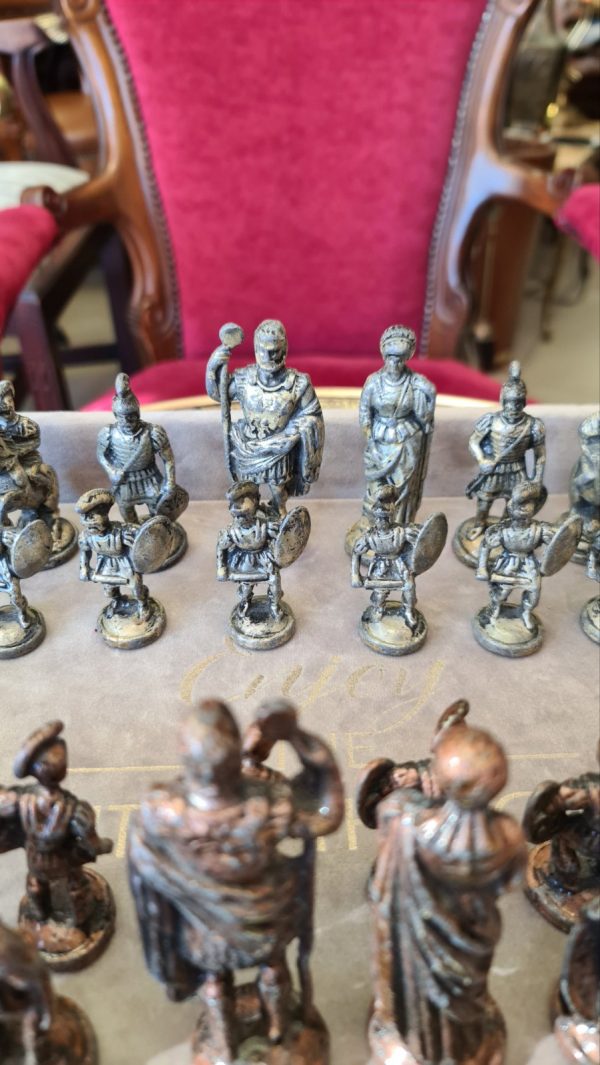 Антични фигури за шах от олово