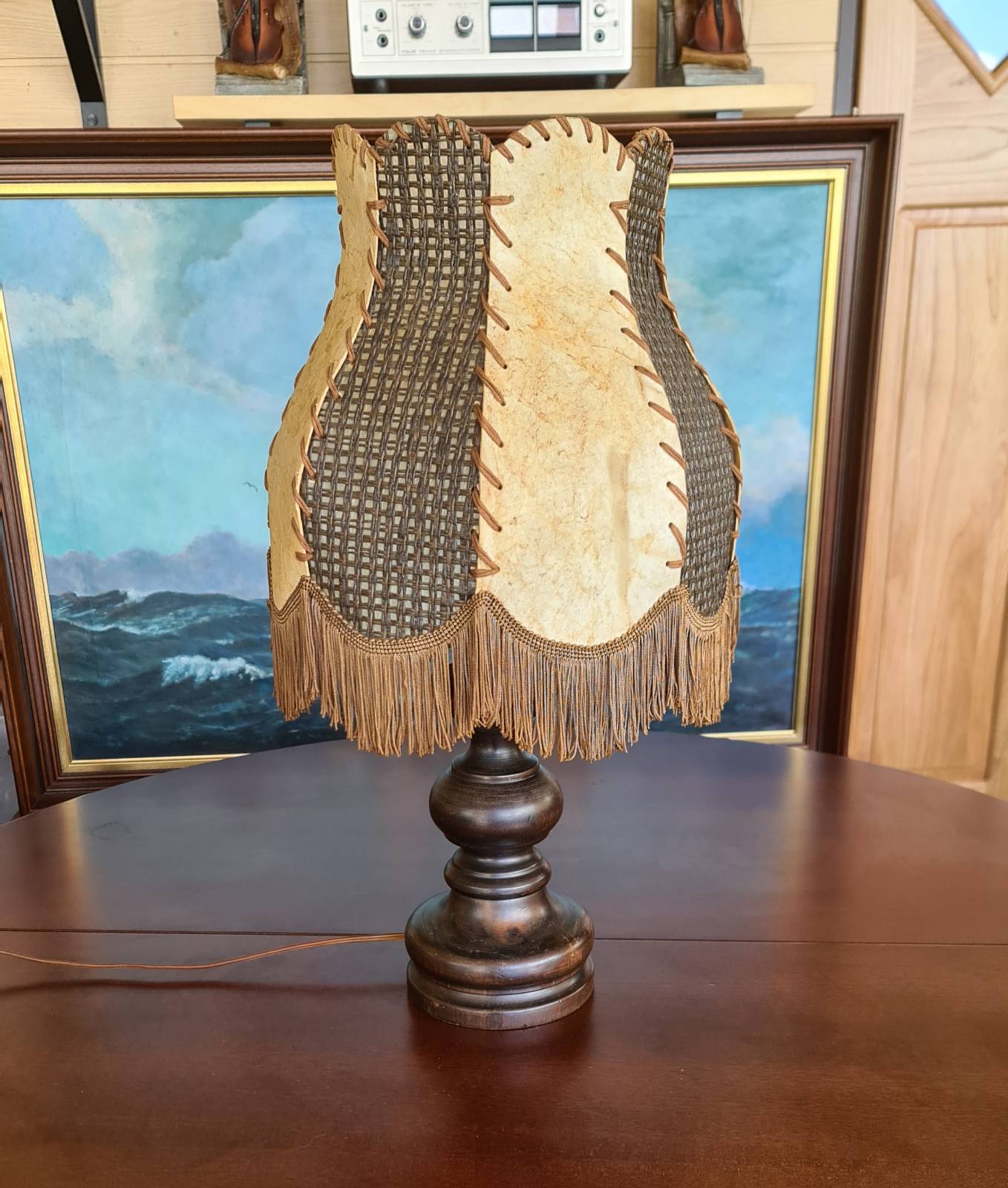Антична настолна лампа с дървена основа и кожена шапка