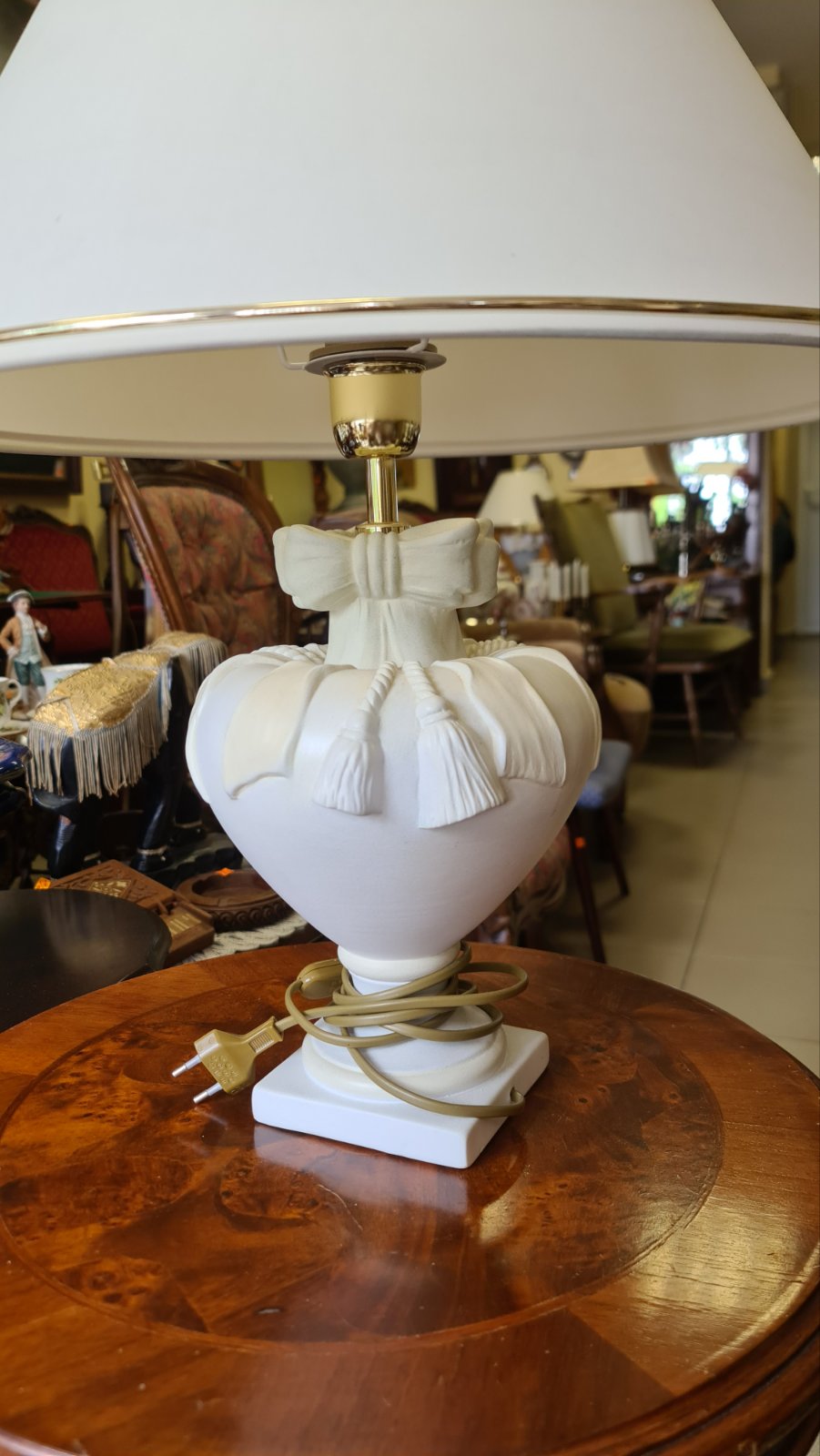 Голяма Френска настолна лампа с панделка