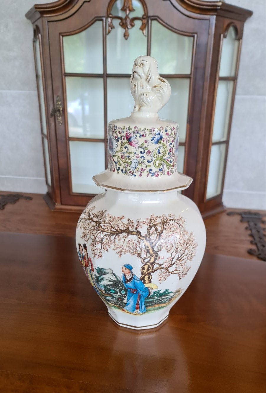 Голяма Японска порцеланова ваза с капаче