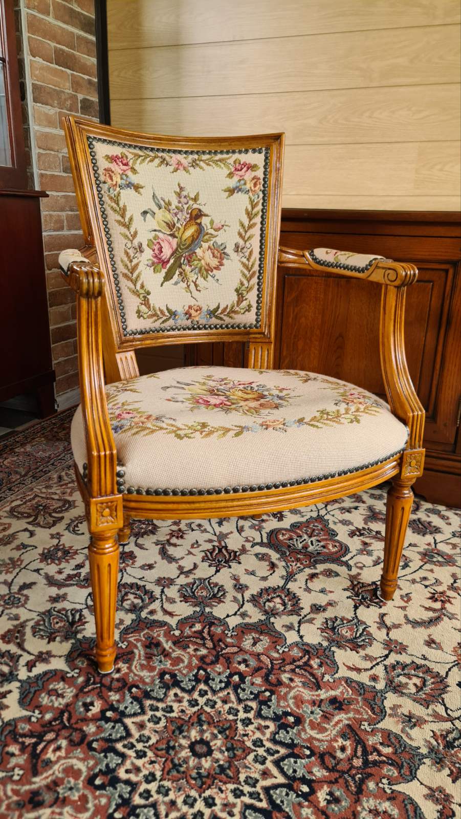 Френско кресло Чипъндейл с бродерия