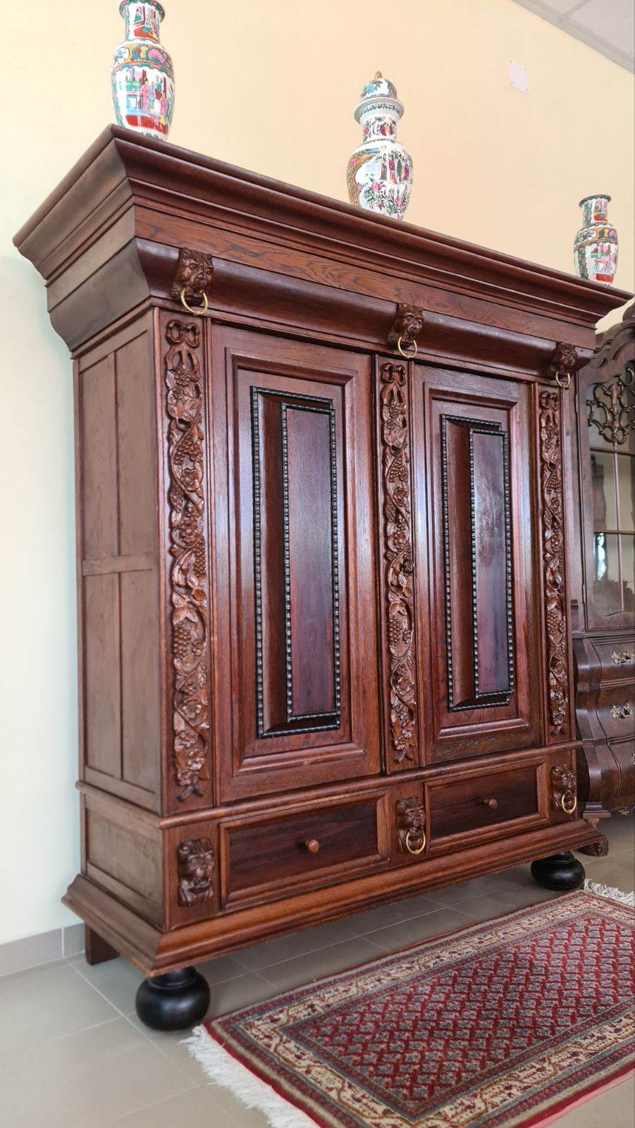 Масивен Френски шкаф - гардероб с дърворезба