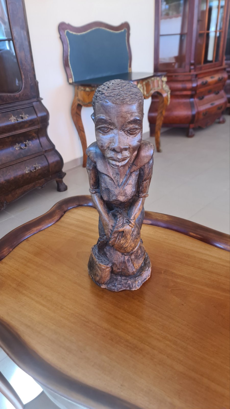 Африканска дървена фигура на жена