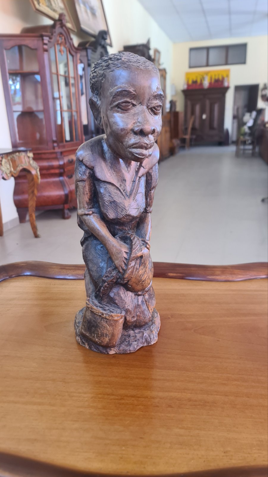 Африканска дървена фигура на жена