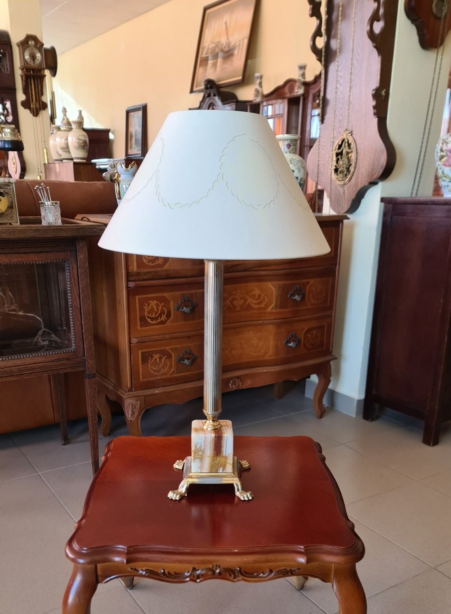 Настолна лампа с четири крачета