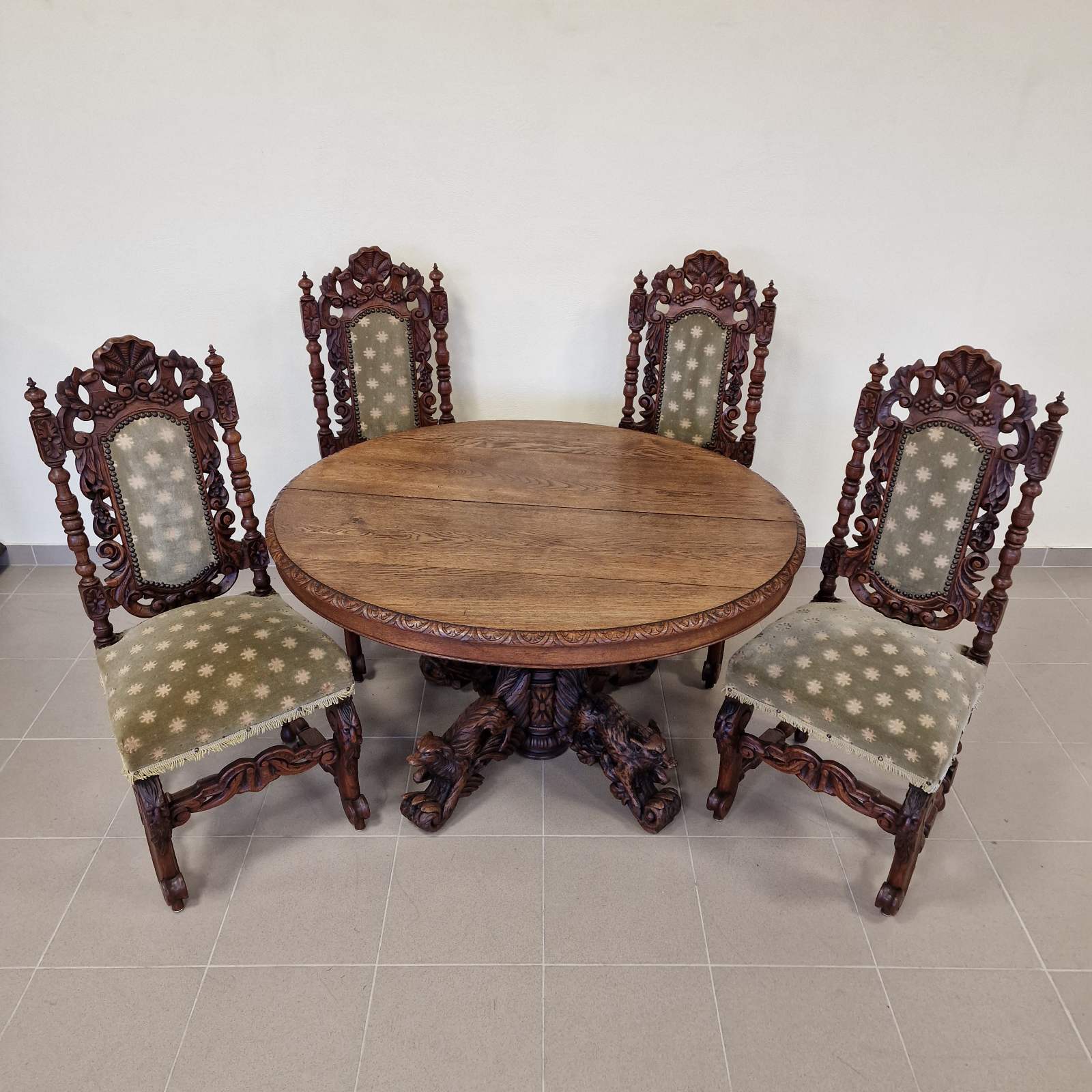 Разтегателна трапезна маса с 4 стола с дърворезба