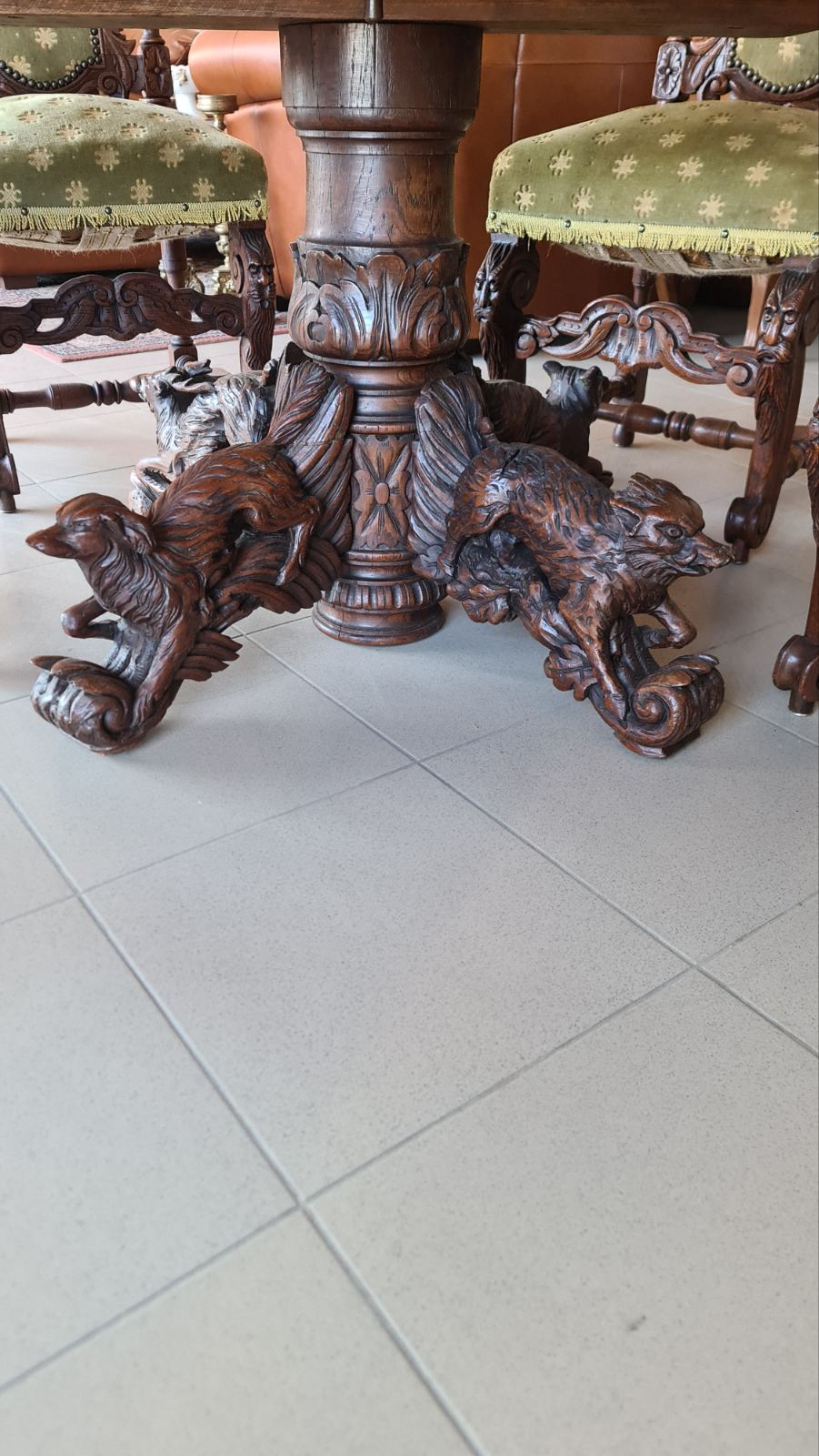 Разтегателна трапезна маса с 4 стола с дърворезба