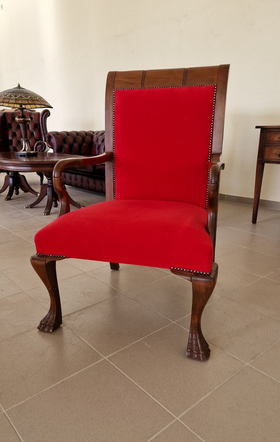 Едно много елегантно и красиво кресло Чипъндейл с червен плюш, креслото е много удобно, в перфектно състояние. Струговани крака ръчна изработка!