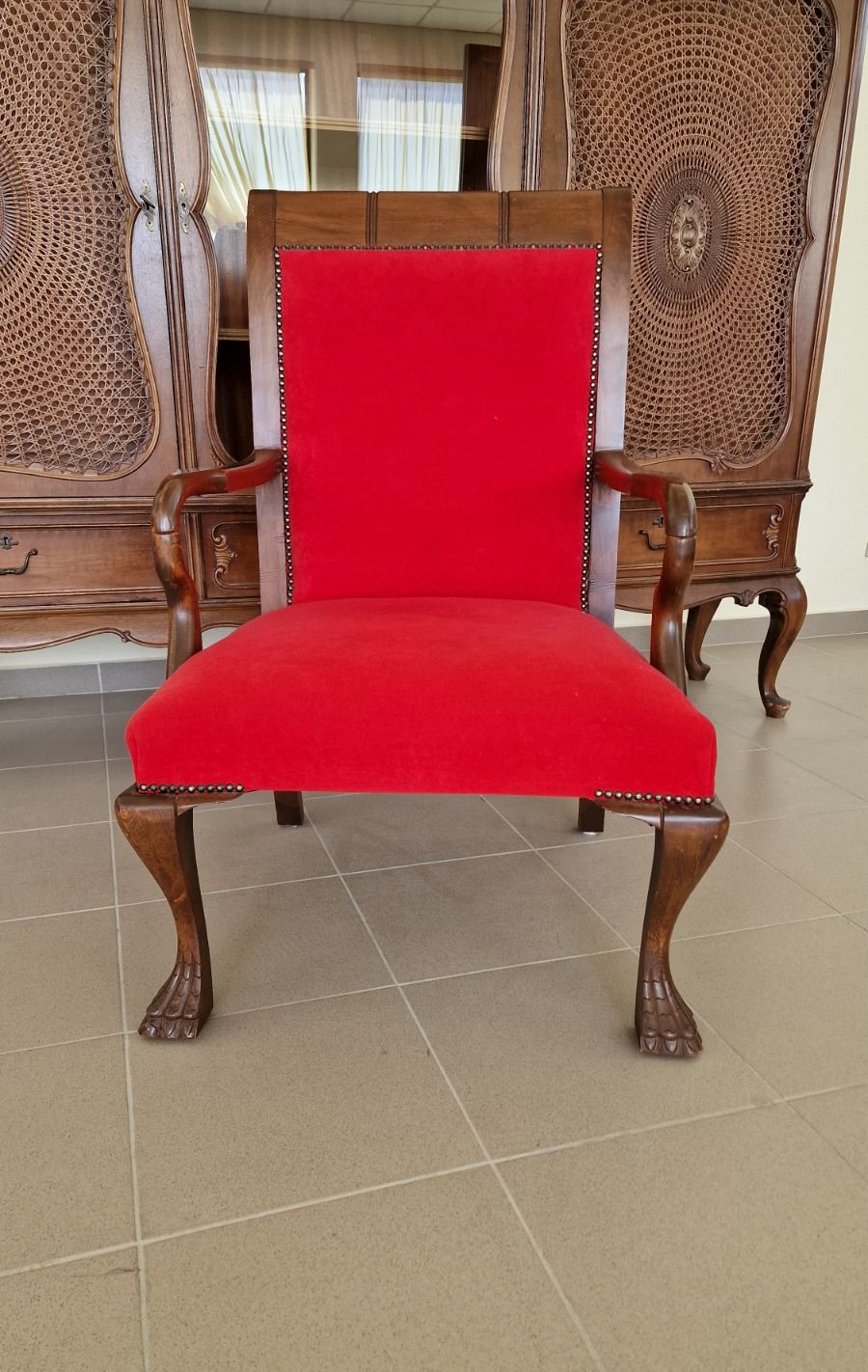 Едно много елегантно и красиво кресло Чипъндейл с червен плюш, креслото е много удобно, в перфектно състояние. Струговани крака ръчна изработка!