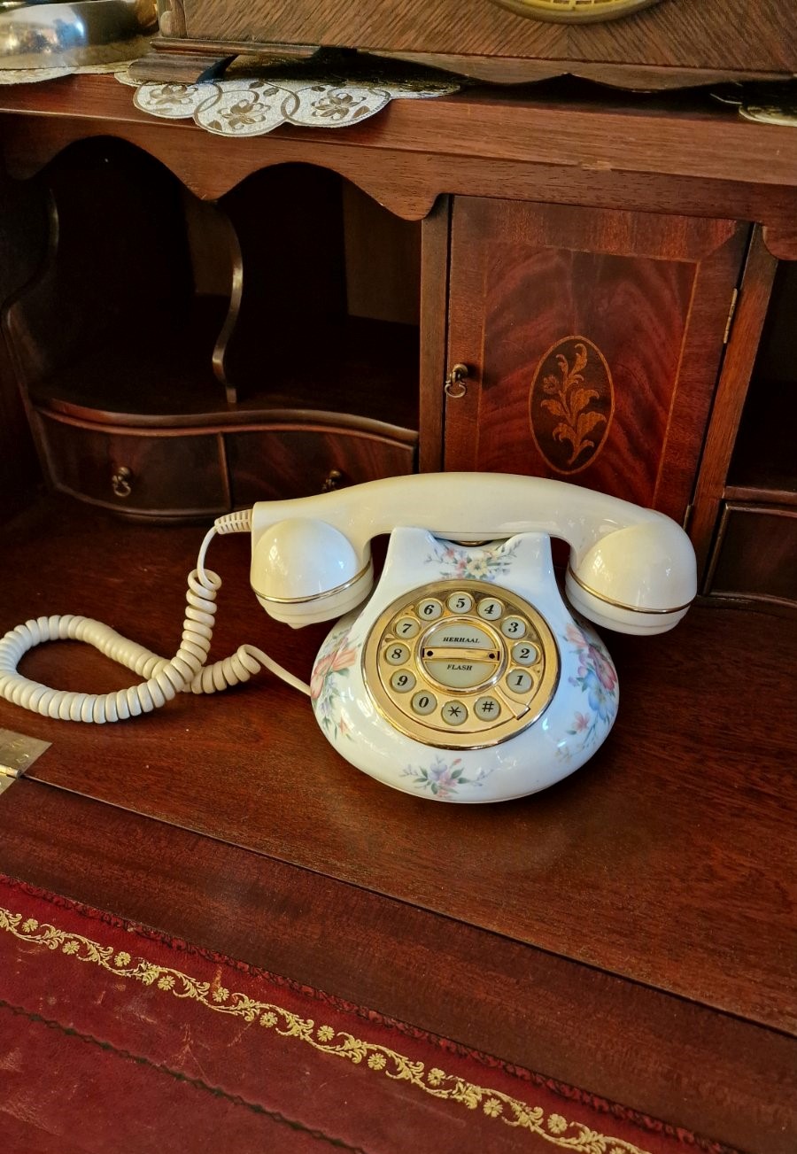 Телефон от порцелан Royal Albert