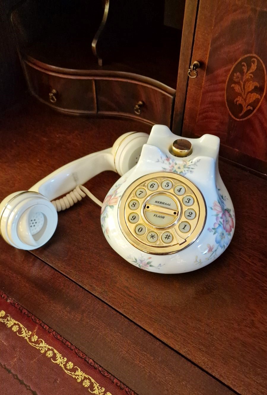 Телефон от порцелан Royal Albert