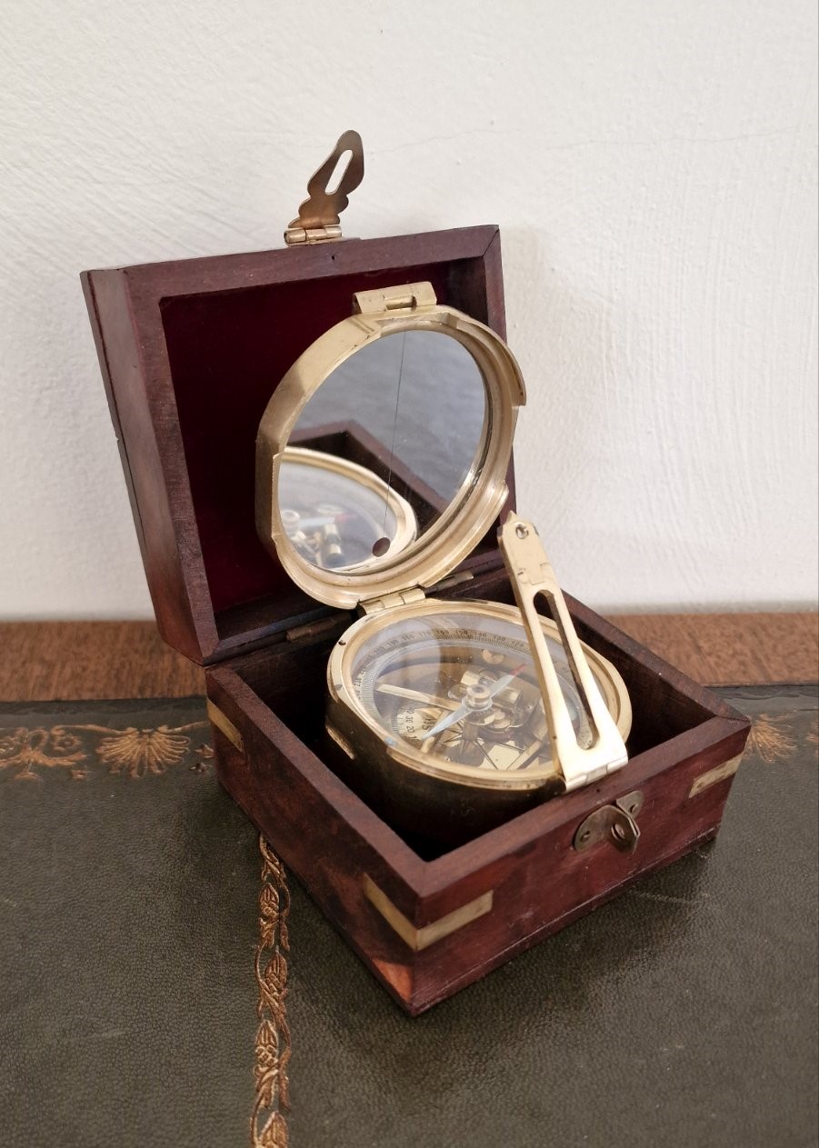 Античен компас от месинг