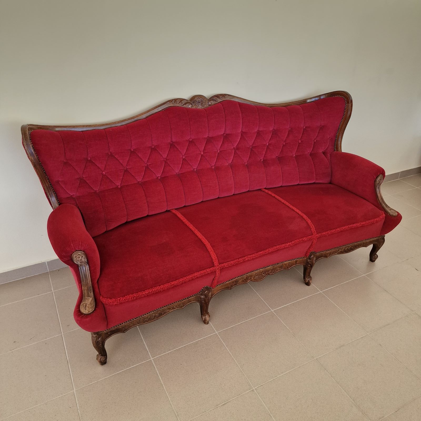 Бароков Френски диван с червена дамаска