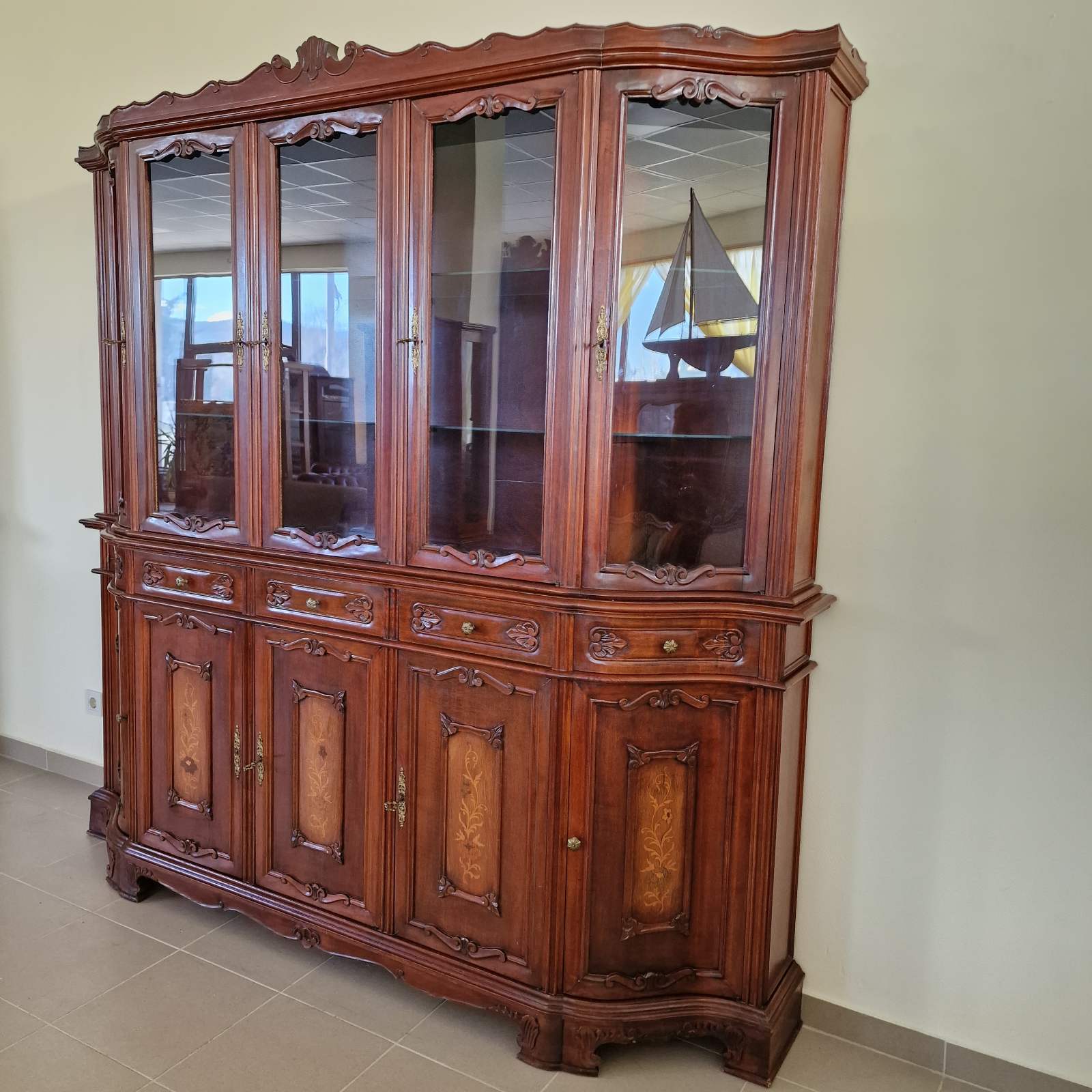 Италиански шкаф от орех, 20-ти век