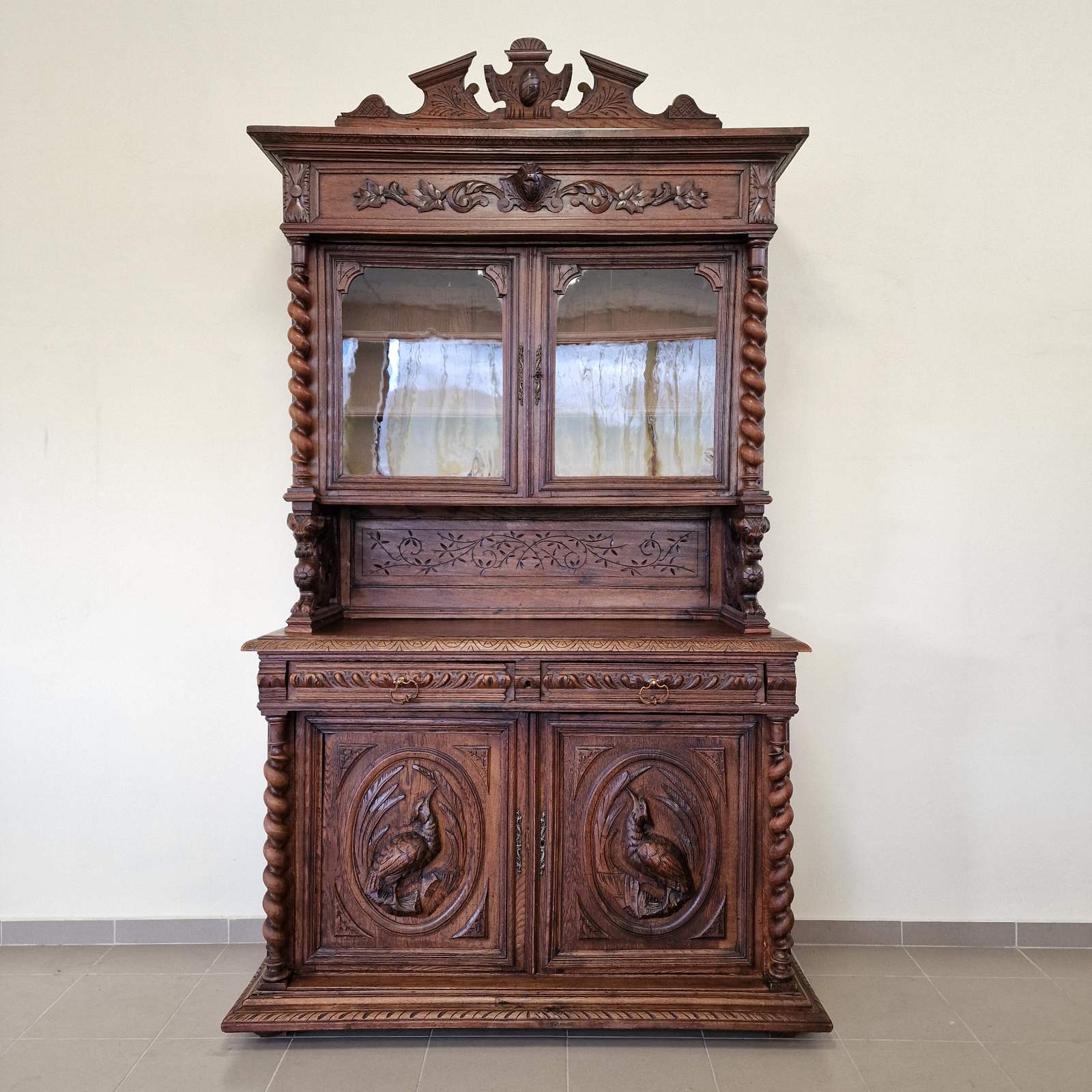 Античен шкаф от дъб в английски стил Henry II