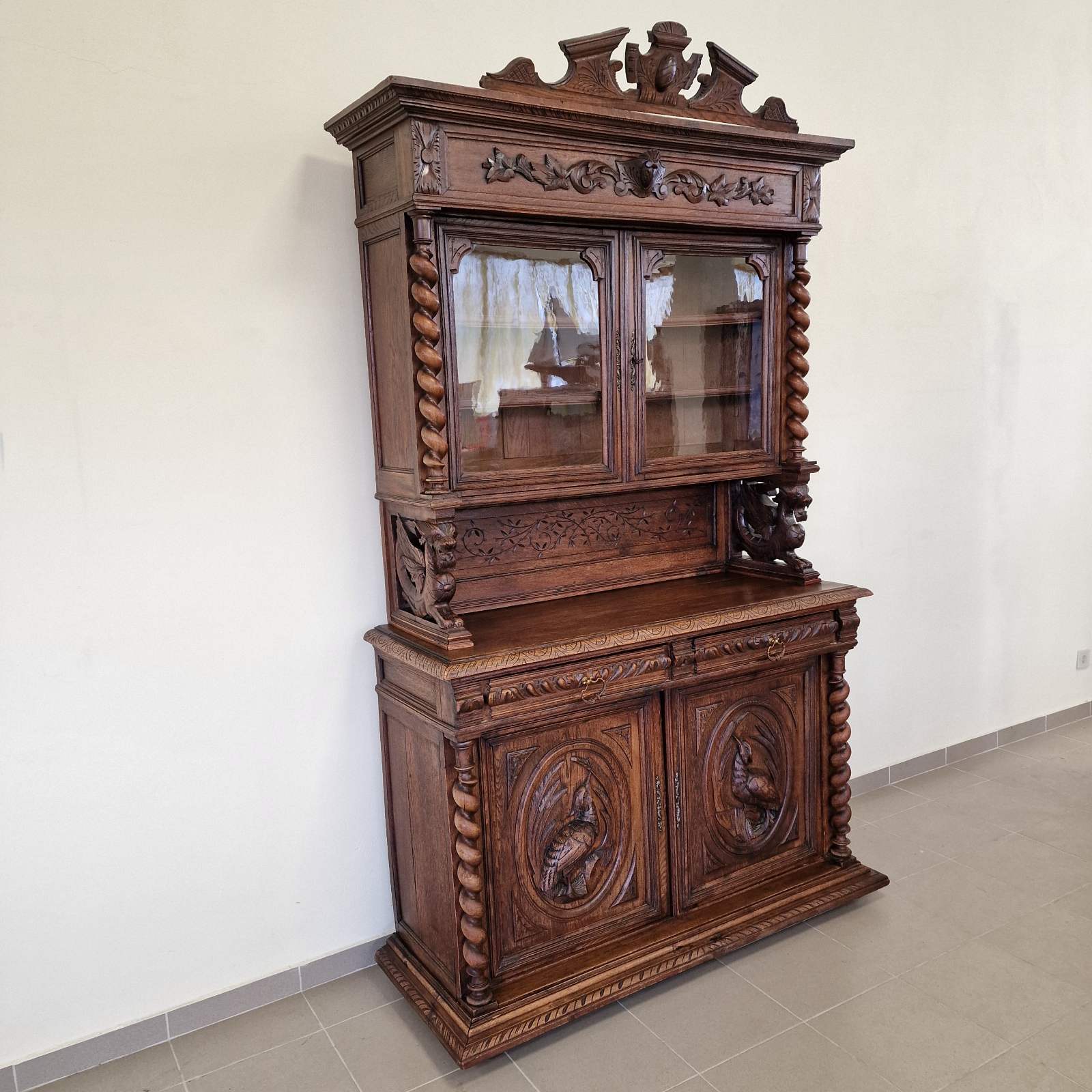 Античен шкаф от дъб в английски стил Henry II