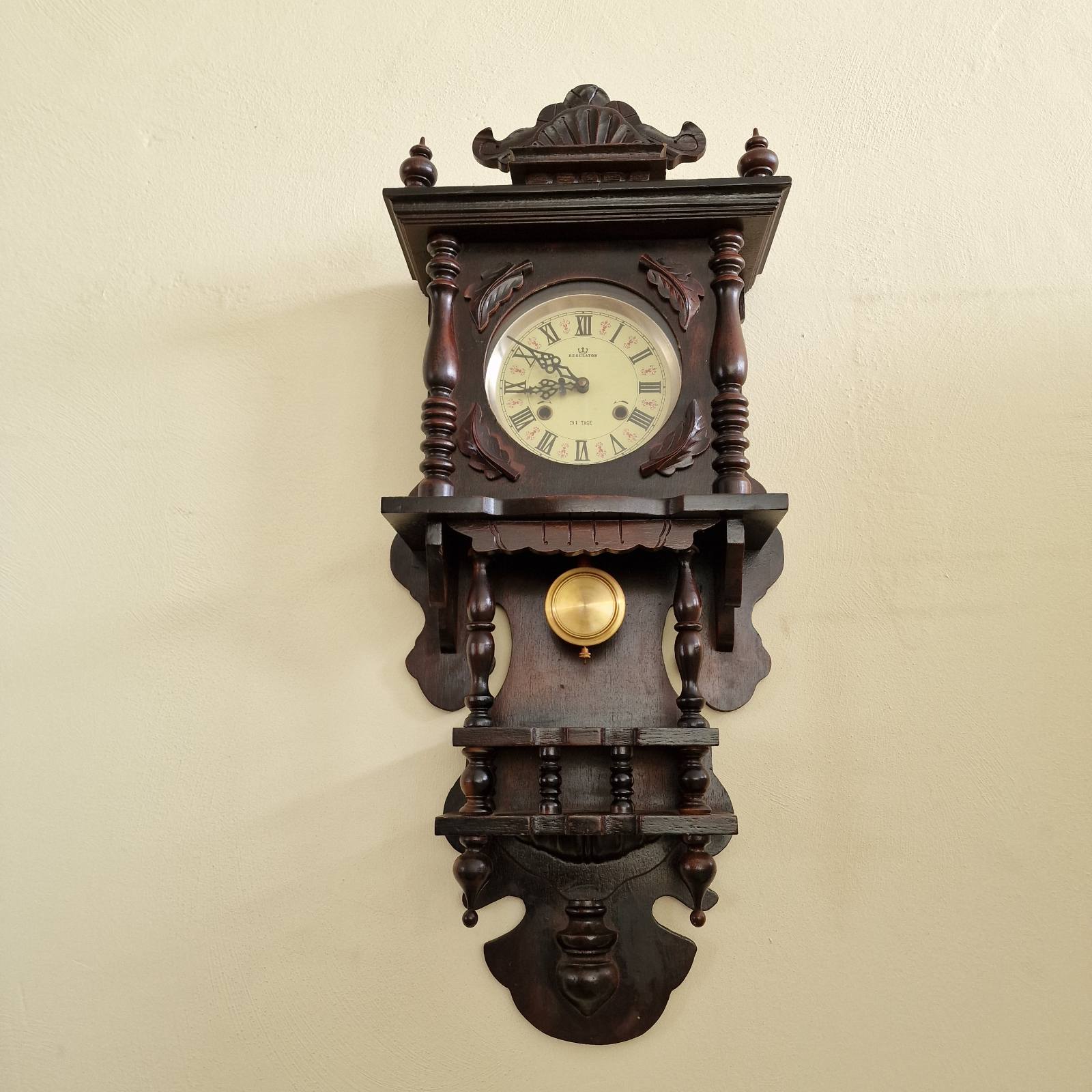 Френски стенен часовник с дърворезба