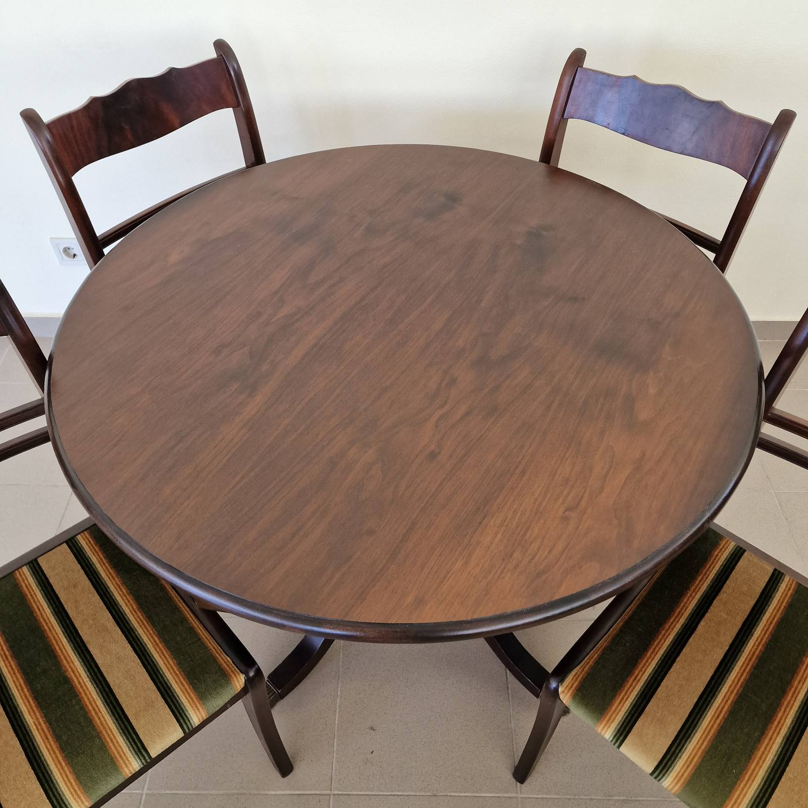 Масивна трапезна маса с 4 стола