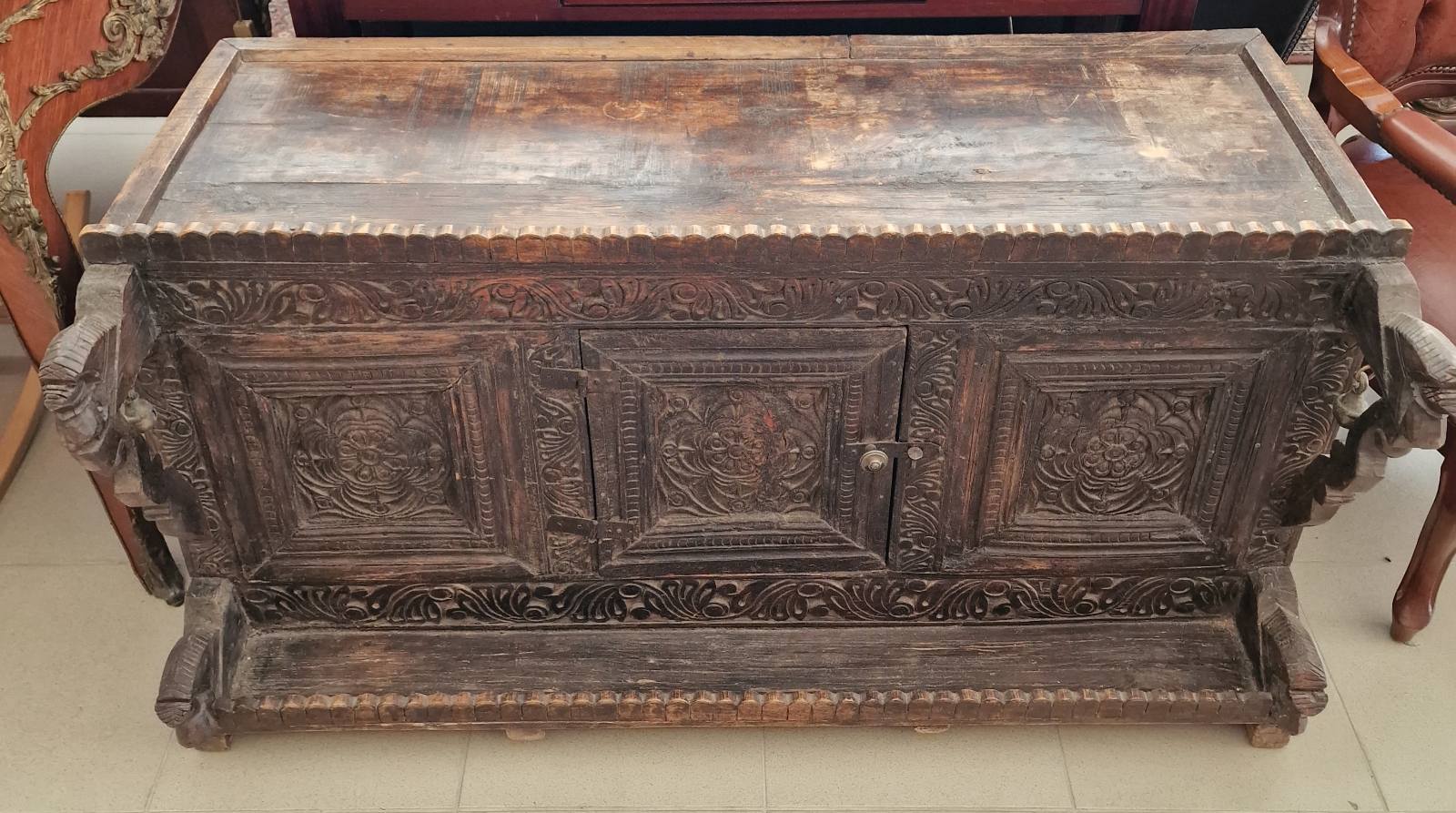 Античен масивен шкаф с дърворезба от началото на XIX век