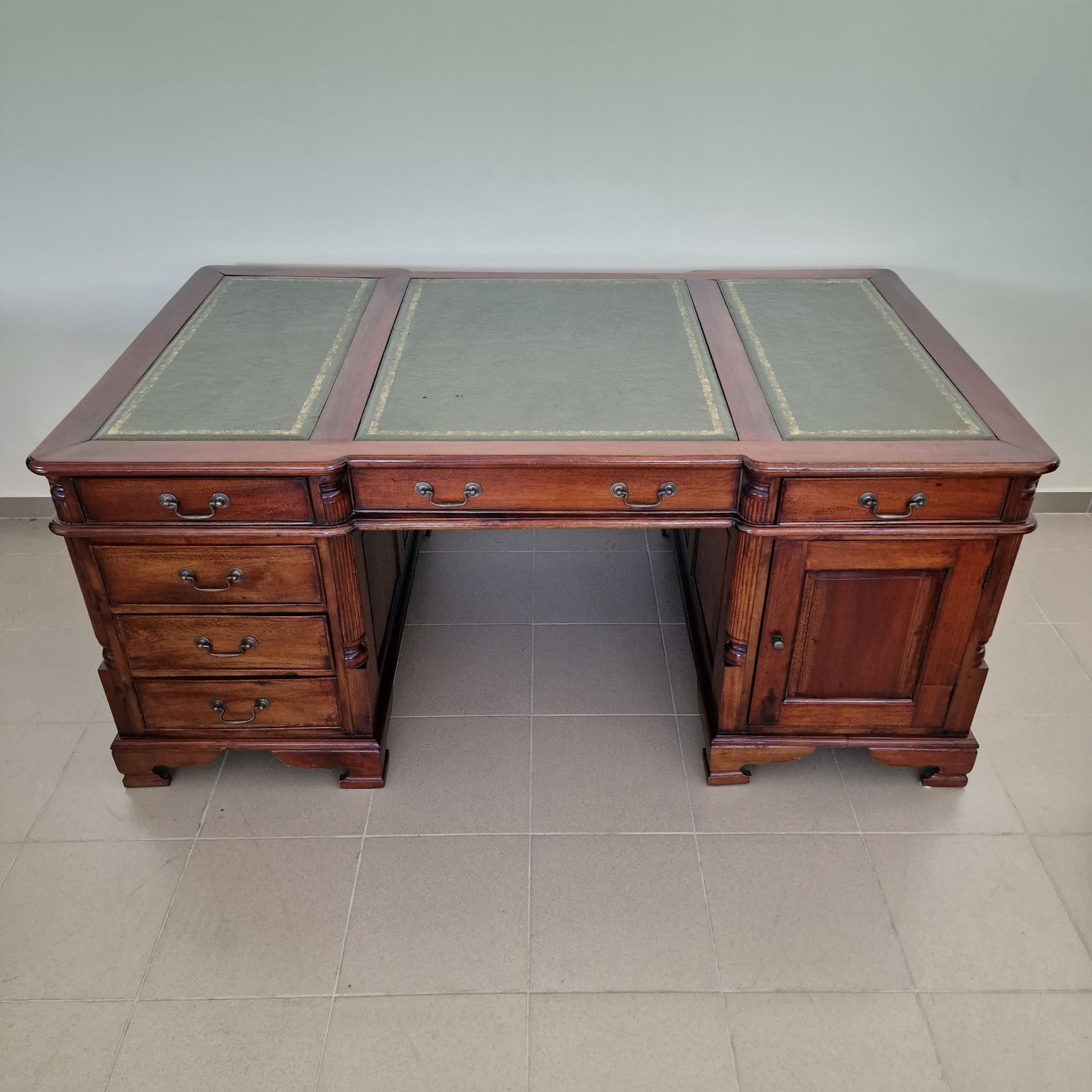 Антично бюро Chesterfield "Partners Desk"