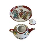 Малък китайски порцеланов чайник с поднос