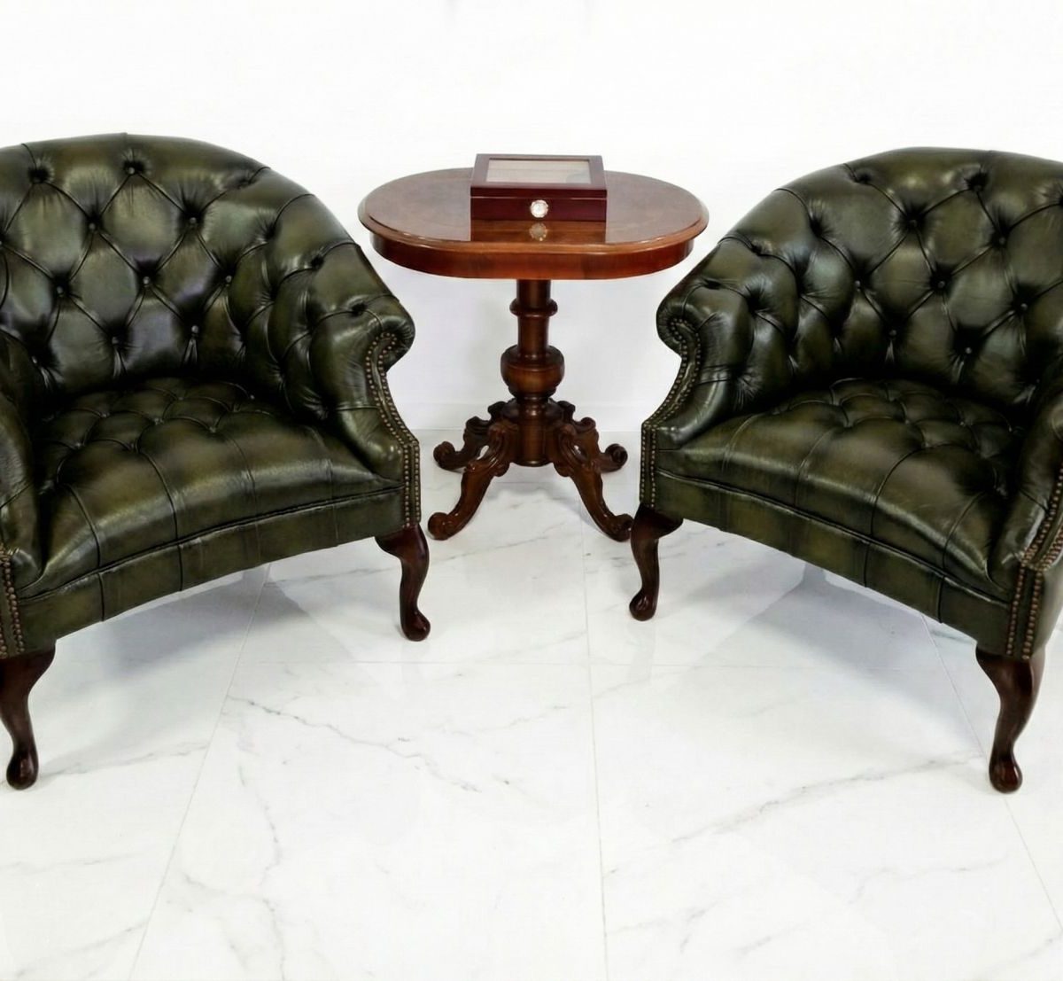 2 броя кресла Chesterfield