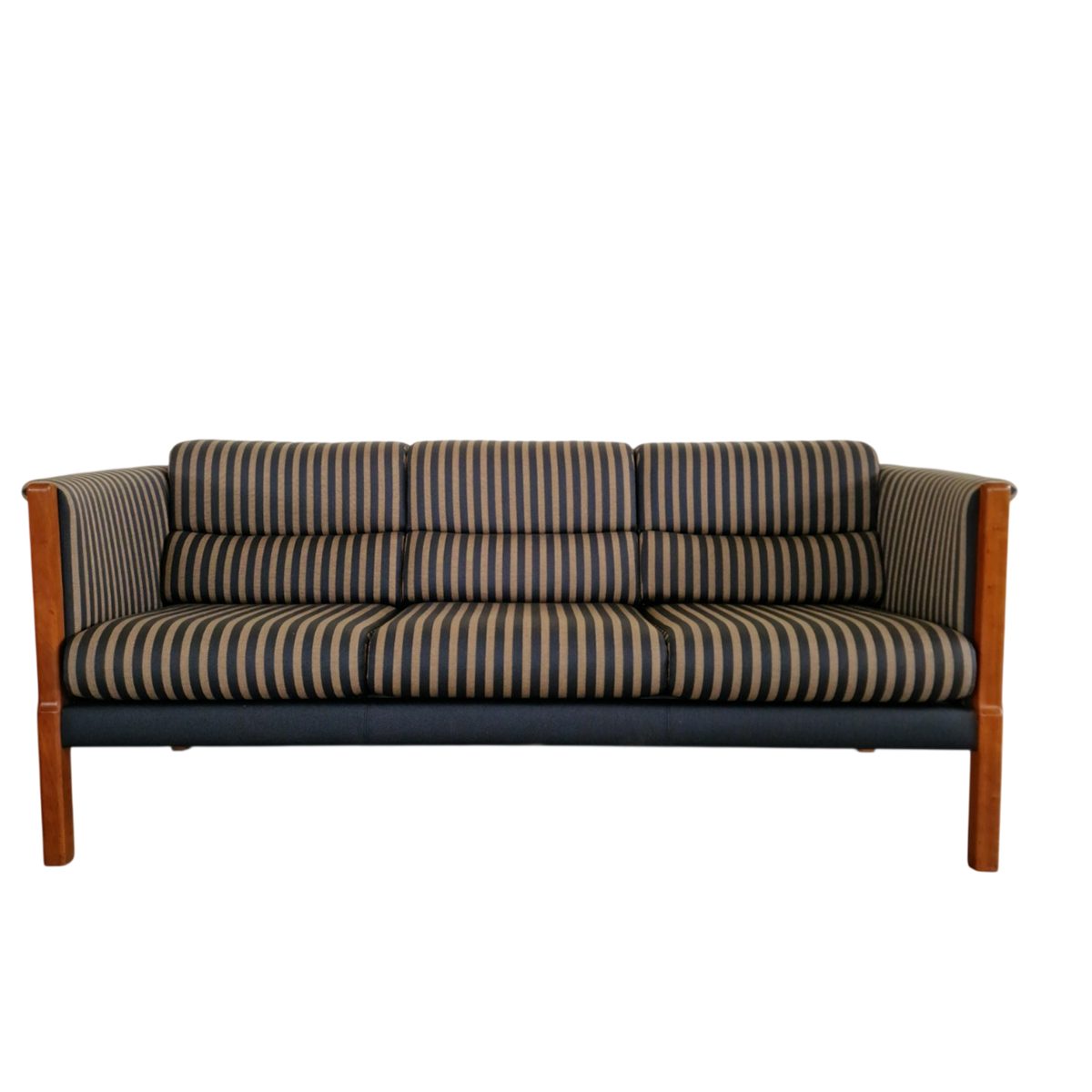 Диван Art Deco с тройно сядане – елегантност и комфорт