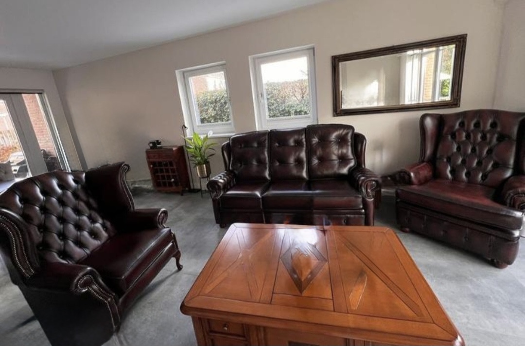 Луксозна холна гарнитура Chesterfield – лимитирана серия в тъмно червено и черно