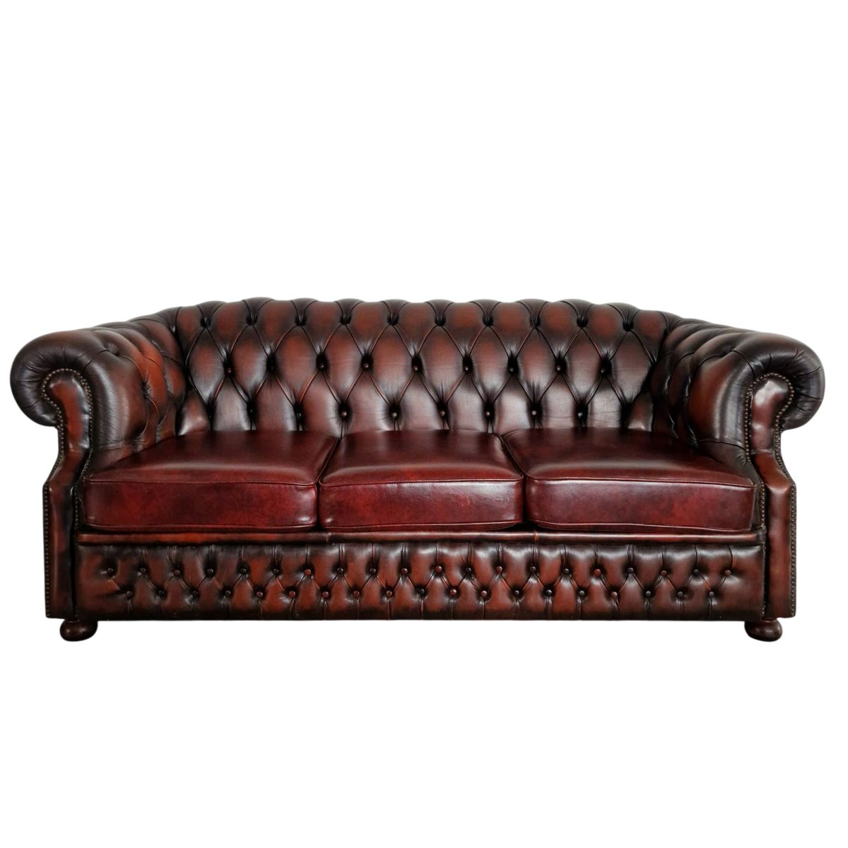 Диван тройка Chesterfield – Класика, стил и лукс в едно