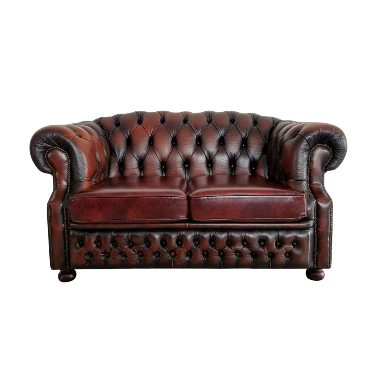 Диван двойка Chesterfield – Компактен лукс с класически характер