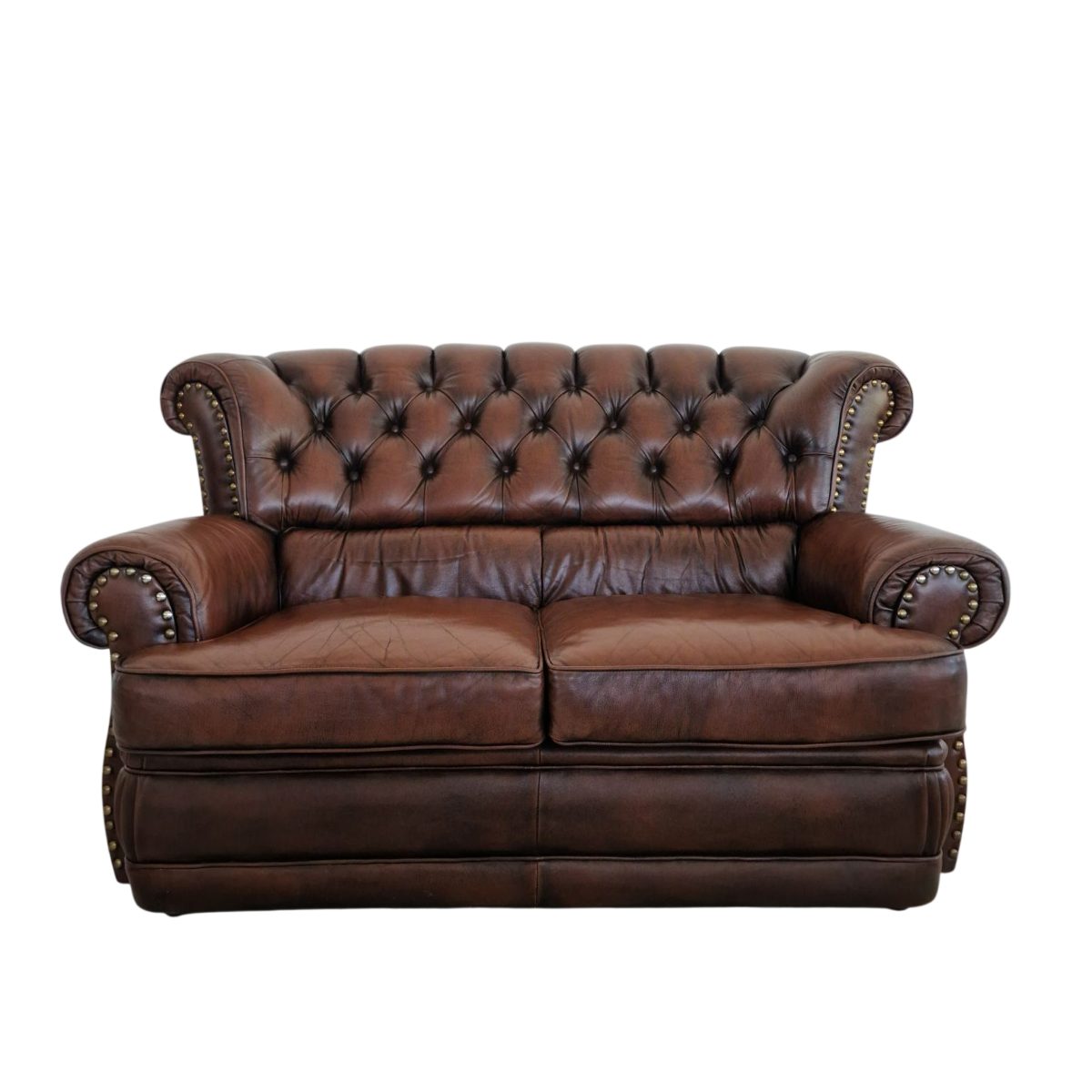 Кожен диван Chesterfield – класическа елегантност и луксозен комфорт