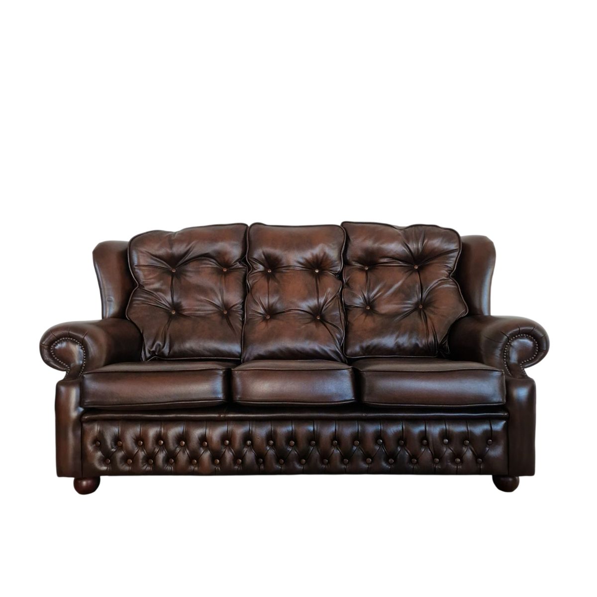 Кожен диван Chesterfield – класически стил и изискан комфорт
